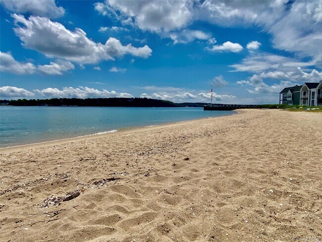 427 4th St in Greenport, NY - Building Photo - Building Photo