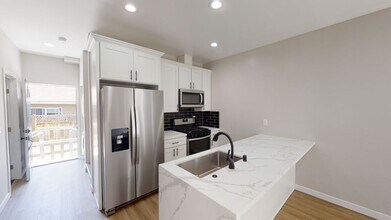 5117 Ewing St in San Diego, CA - Foto de edificio - Building Photo