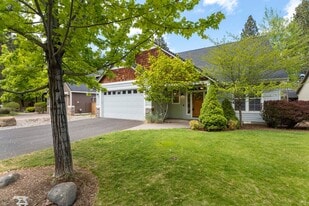 345 Timber Creek Dr in Sisters, OR - Building Photo