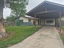 5038 John Young Dr in San Antonio, TX - Building Photo
