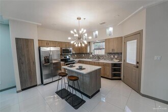3302 S Sugar Rd, Unit 3 in Edinburg, TX - Building Photo - Building Photo