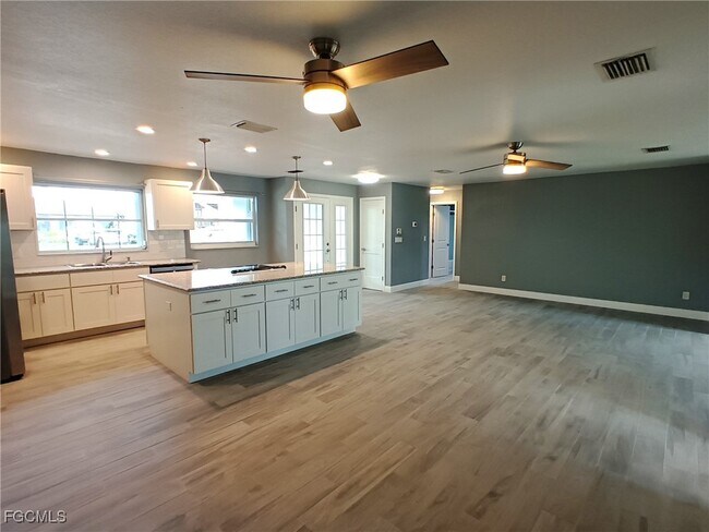 424 Bayshore Dr in Cape Coral, FL - Building Photo - Building Photo