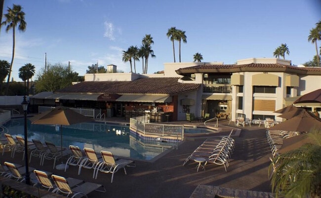 6302 E Camelback Rd in Scottsdale, AZ - Foto de edificio - Building Photo