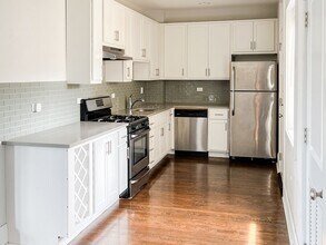 2206 W Foster Ave, Unit 3 in Chicago, IL - Building Photo - Building Photo
