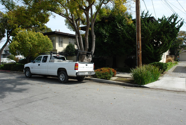 345 Oak Street in Mountain View, CA - Building Photo - Building Photo