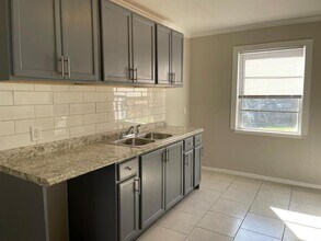 4918 Airport Blvd in Houston, TX - Building Photo - Building Photo