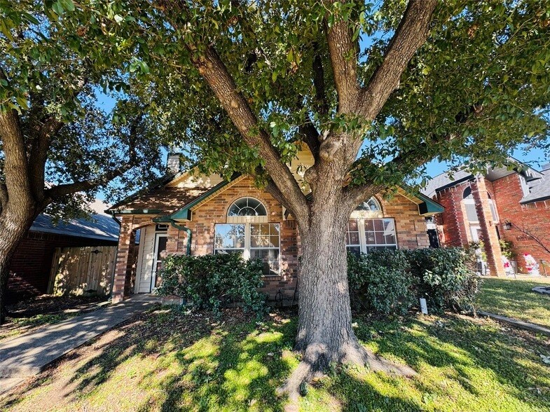 2325 Ithaca Dr in Mesquite, TX - Building Photo
