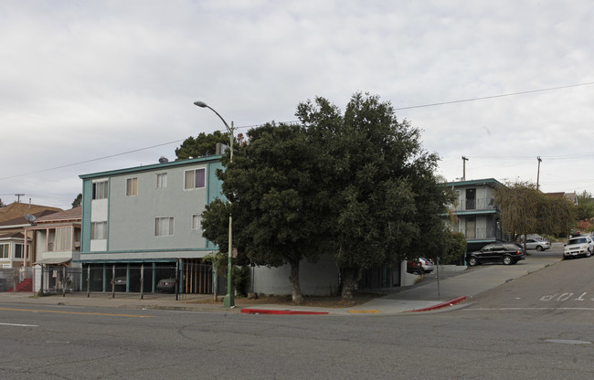 1946 Foothill Blvd in Oakland, CA - Building Photo - Building Photo