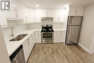 100 Bonham Blvd in Mississauga, ON - Building Photo - Building Photo