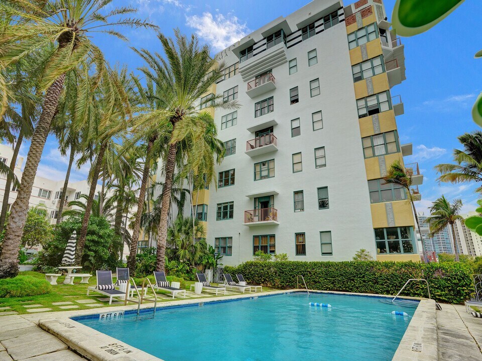 2421 Lake Pancoast Dr in Miami Beach, FL - Foto de edificio