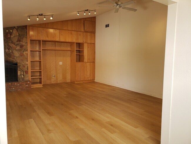 2439 Louella Ave, Unit 16 in Venice, CA - Building Photo - Building Photo