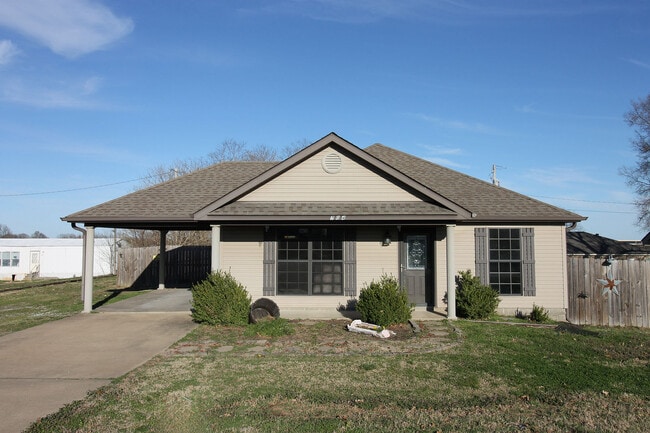 property at 704 N 4th St