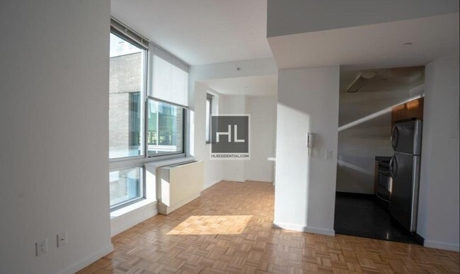448 W 37th St-Unit -301 in New York, NY - Building Photo - Building Photo