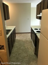 308 Sunrise Dr in Belfield, ND - Foto de edificio - Building Photo