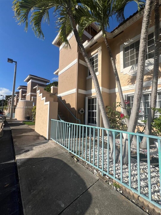 6445 SW 130th Pl in Miami, FL - Building Photo
