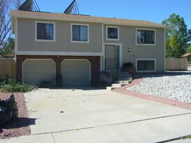 2120 Heathercrest Dr in Colorado Springs, CO - Building Photo