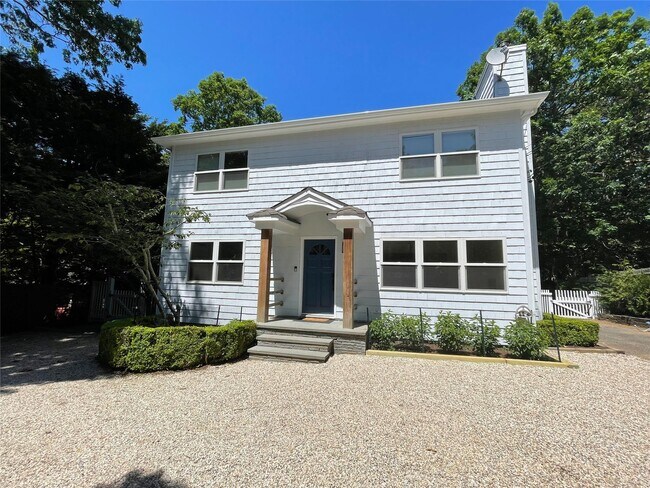 61 Hog Creek Rd in East Hampton, NY - Foto de edificio - Building Photo