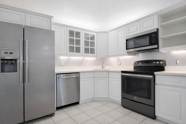 2201 S Ocean Dr in Hollywood, FL - Building Photo - Building Photo