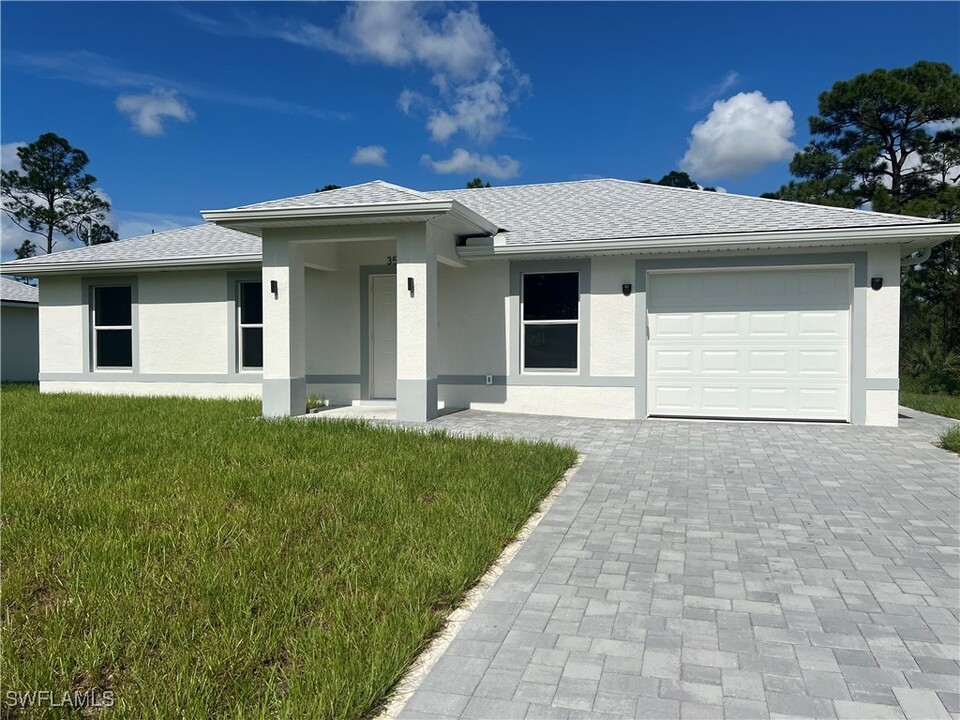 356 Austin Ave in Lehigh Acres, FL - Foto de edificio