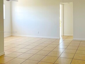 1100 NE 1st Ct in Hallandale Beach, FL - Building Photo - Building Photo