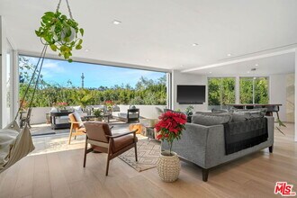 2615 La Cuesta Dr in Los Angeles, CA - Building Photo - Building Photo