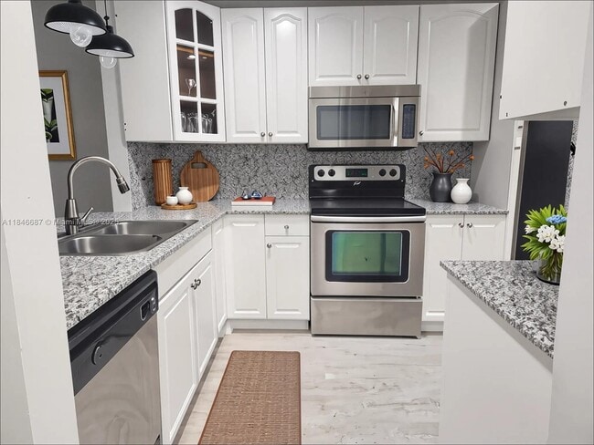 447 Lakeview Dr in Weston, FL - Building Photo - Building Photo