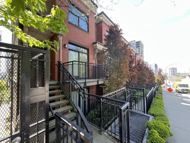828 Royal Ave in New Westminster, BC - Building Photo - Building Photo