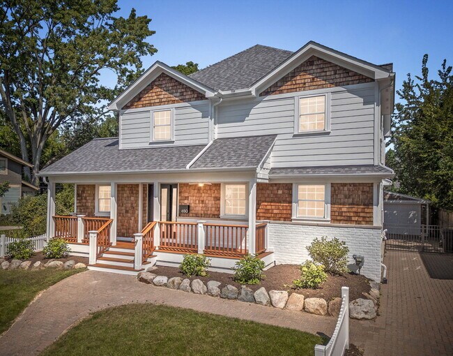 property at 650 W Lincoln St