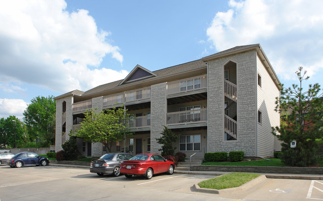 Country Club Apartments in Lawrence, KS - Building Photo - Building Photo