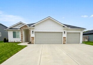 4916 Plumthicket Dr in Manhattan, KS - Building Photo - Building Photo