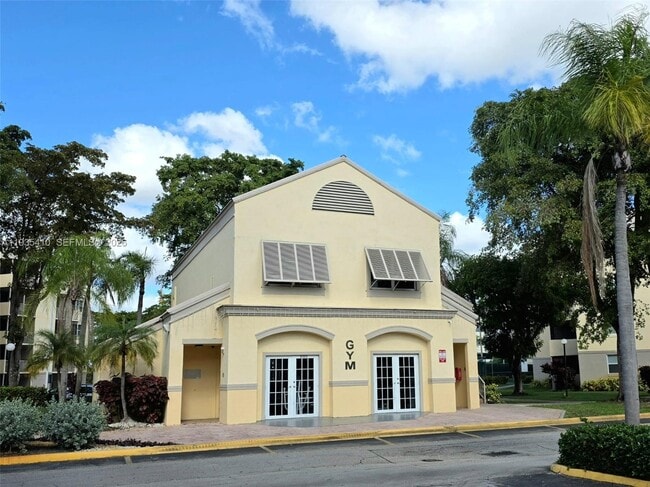 8290 Lake Dr in Doral, FL - Building Photo - Building Photo