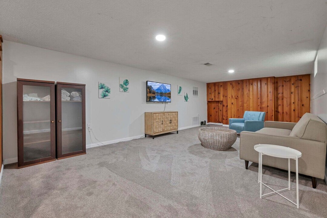 3695 Montclair Dr in Columbus, OH - Building Photo