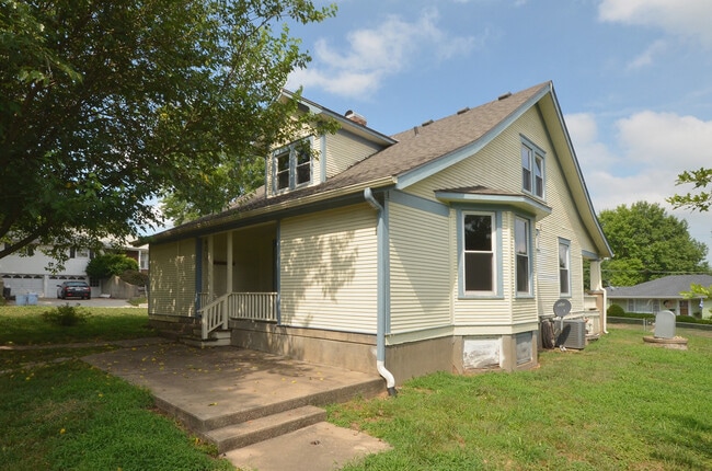 1033 3 St in Weston, MO - Building Photo - Building Photo
