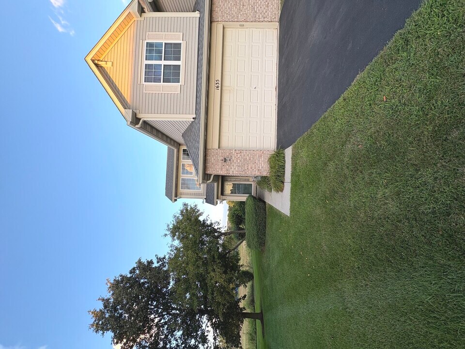 1635 S Candlestick Way in Waukegan, IL - Building Photo