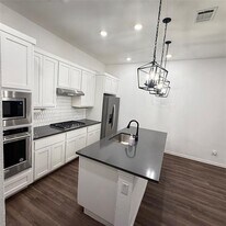 9943 Hennings St in Irving, TX - Building Photo