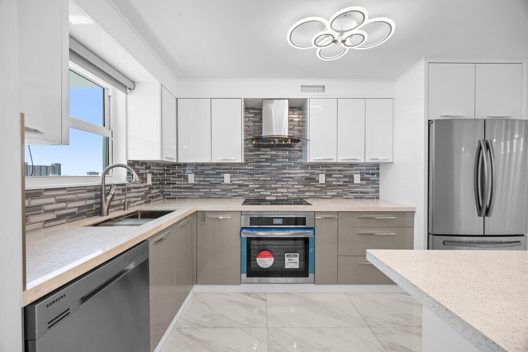 137 Golden Isles Dr in Hallandale Beach, FL - Building Photo