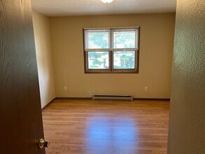 2703 Fryklund Dr, Unit 2 in Menomonie, WI - Foto de edificio - Building Photo