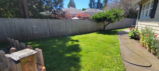 1102 E Victor St in Bellingham, WA - Building Photo - Building Photo