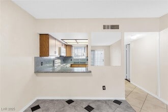 3823 S Maryland Pkwy in Las Vegas, NV - Foto de edificio - Building Photo