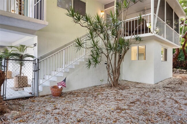 242 Bougainvillea St in Tavernier, FL - Building Photo - Building Photo