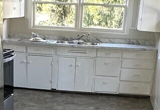 11625 NW Thompson Rd in Portland, OR - Building Photo - Building Photo