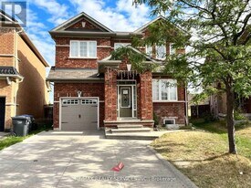 35 Seahorse Ave in Brampton, ON - Building Photo