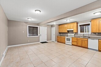 16247 Des Moines Memorial Dr in Burien, WA - Building Photo - Building Photo