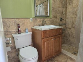 432 W 46th Pl-Unit -0 in Hialeah, FL - Foto de edificio - Building Photo