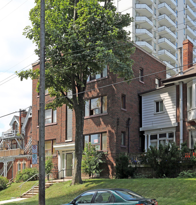 Sunrise Manor in Hamilton, ON - Building Photo