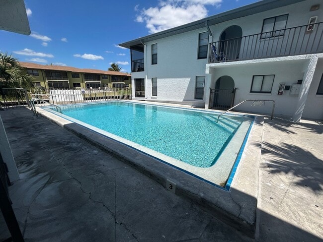 4708 SE 5th Pl, Unit 4708 SE 5th Pl #204 in Cape Coral, FL - Foto de edificio - Building Photo