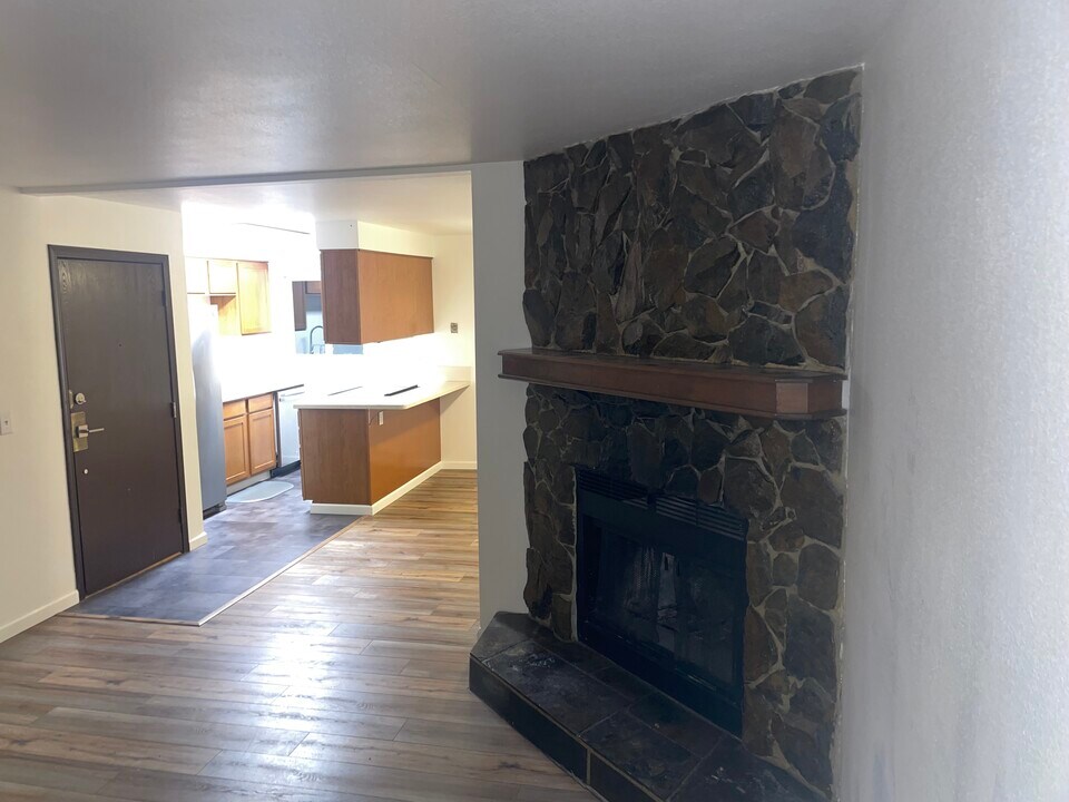 1102 Broaddus St, Unit four in Anchorage, AK - Foto de edificio