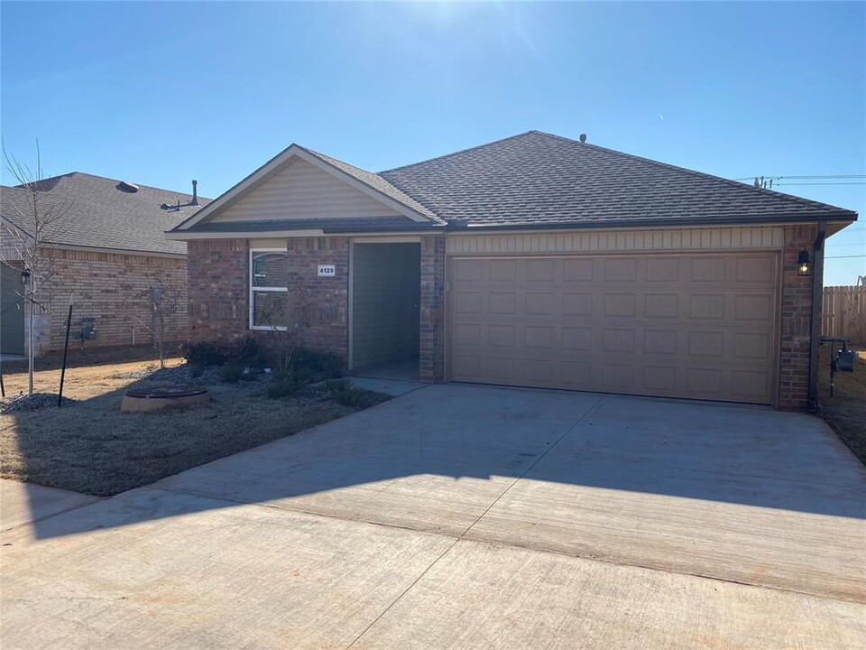 4129 Sara Pk Dr in Mustang, OK - Building Photo