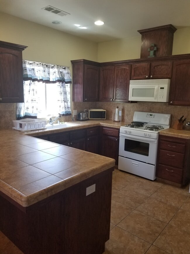 521 W Cajon Ave in Woodlake, CA - Building Photo - Building Photo