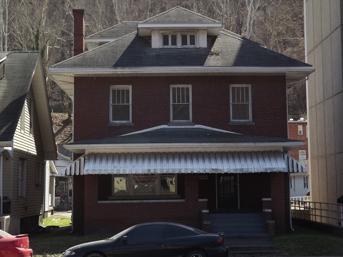 609 2nd Ave in Montgomery, WV - Building Photo